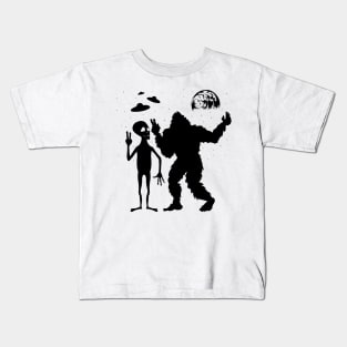 Bigfoot And Alien Take Selfies Kids T-Shirt
